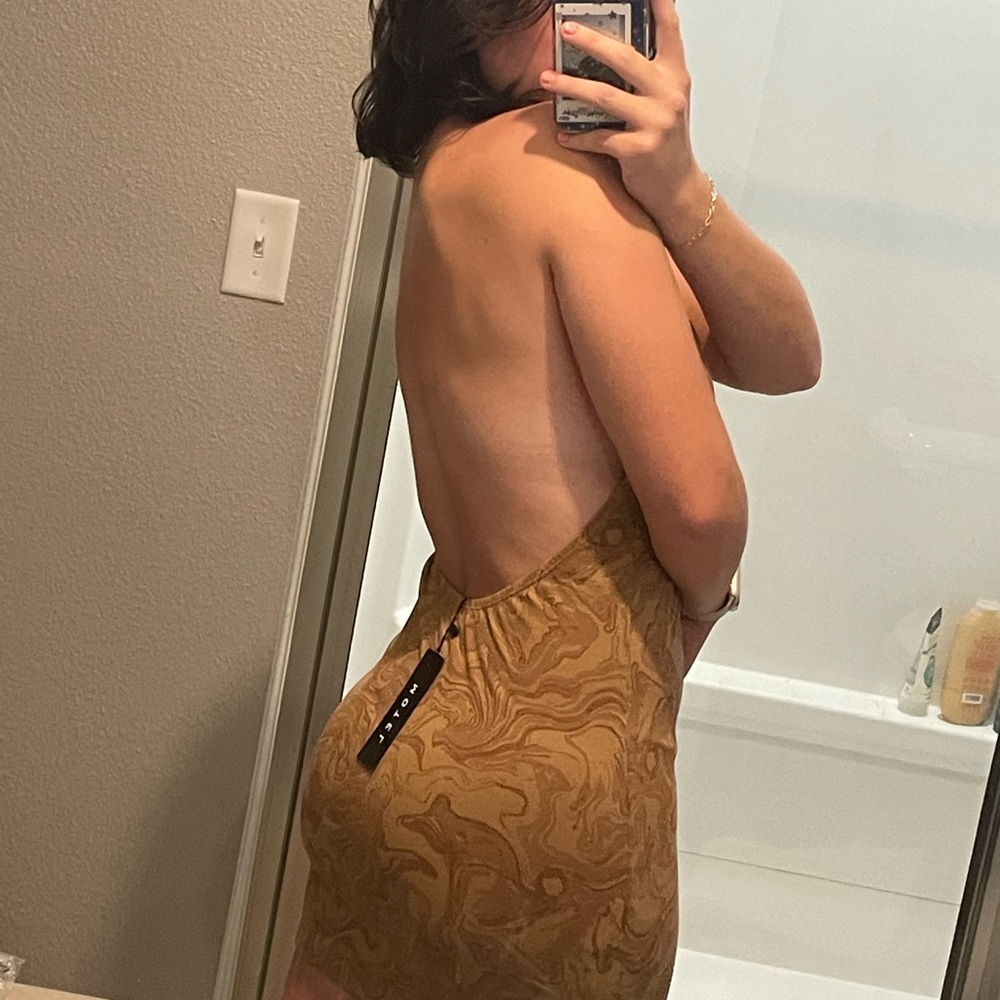 gorgeous brown marble aisha halter dress from "motel"🤎🤎
